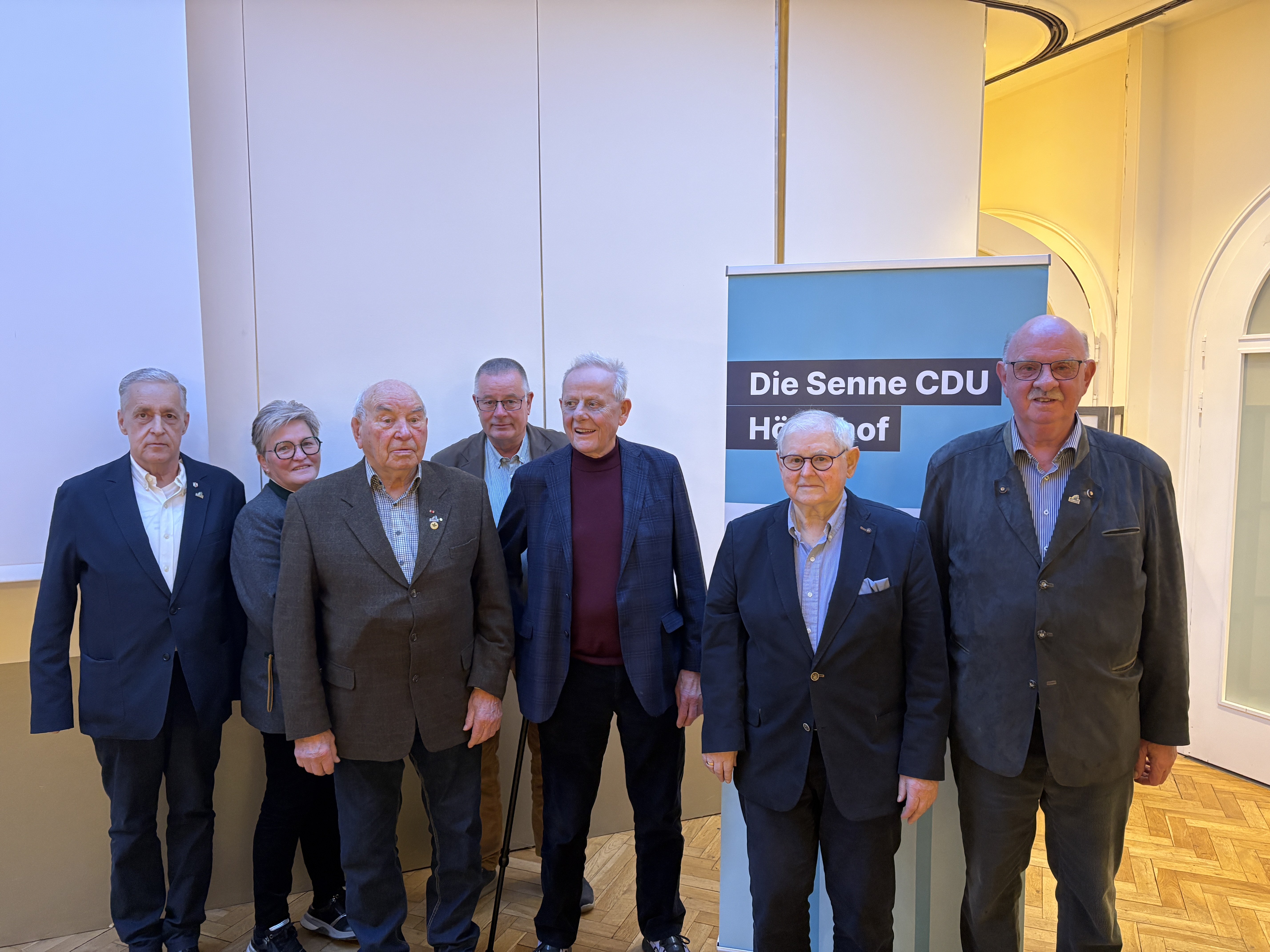 auf dem Bild vlnr: Dr. Martin Schneider, Christa Br�ckling, Richard Schmidt, Raphael Athens, Bruno F�rster, Hans Upgang, Ferdinand St�ppel